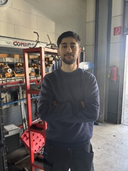 Awer Falah vor dem roten Montageregal