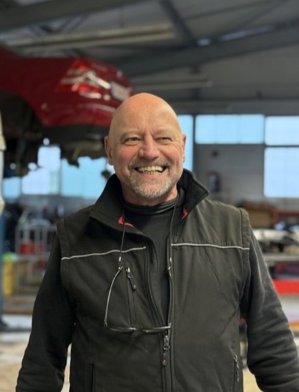 Bernd Seelinger lacht in der Werkstatthalle