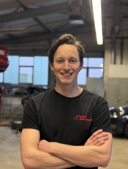 Linus Seelinger mit verschränkten Armen im Seelinger-Shirt