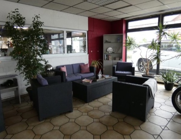 Wartebereich mit Sofa und Pflanzen